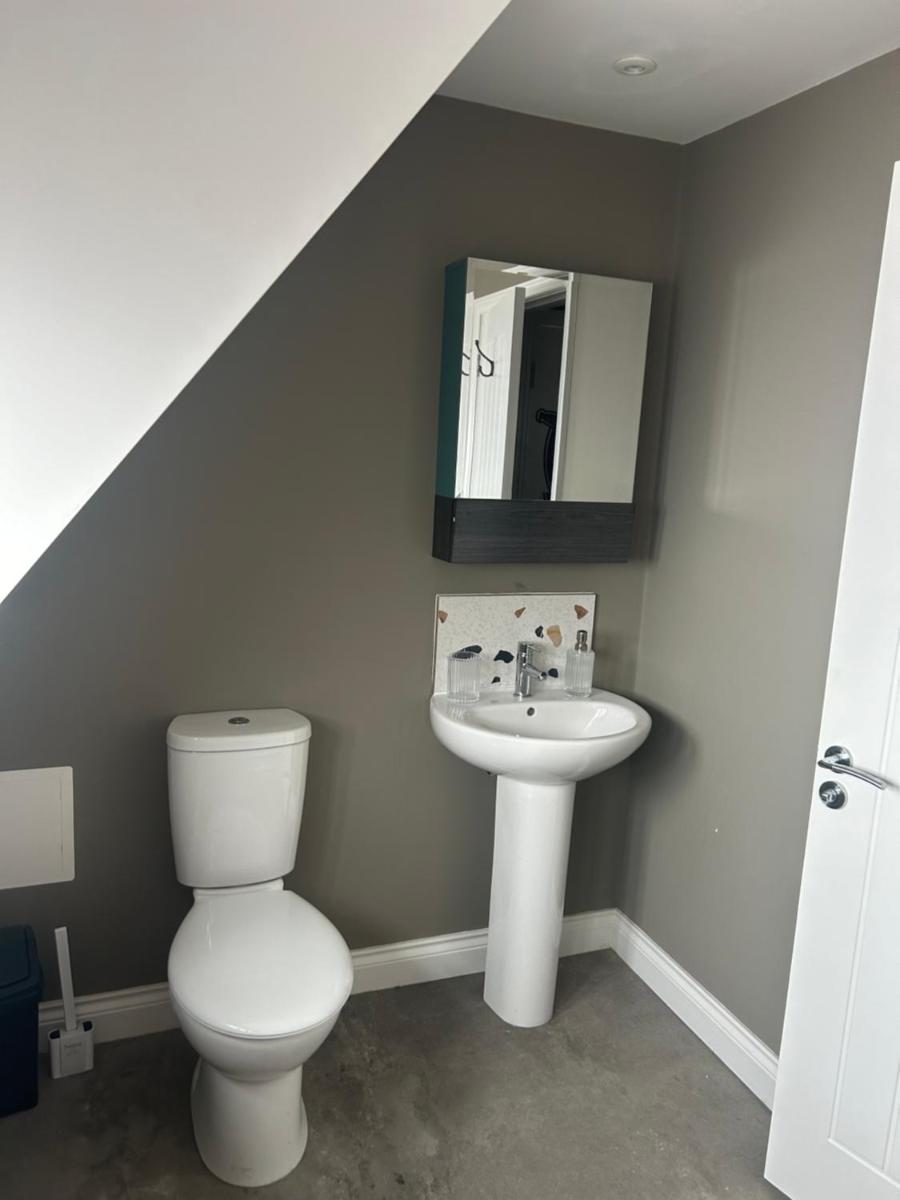 Trowel and Hammer Flat 1 - Housity