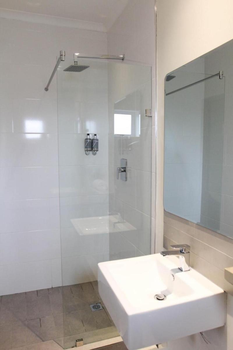 New National Hotel and Conference - Housity