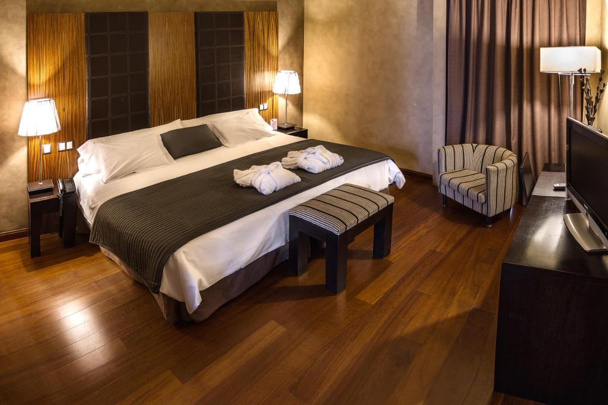 Un dormitorio con una cama grande con dos toallas encima. en Hotel & Spa La Salve, en Torrijos 19 fotos más