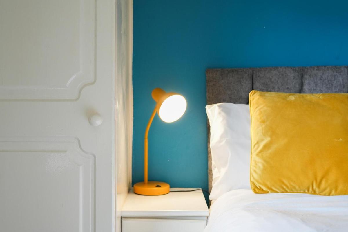 HILLTOP PLACE SUITES M1 J31 near PEAK DISTRICT - Housity