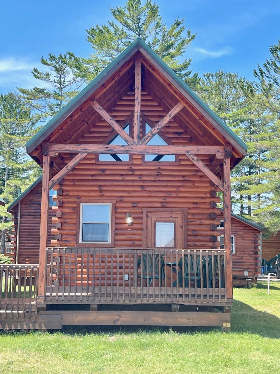 Cabins of Mackinac & Lodge - Housity