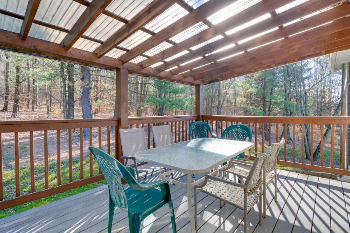 Peaceful Horseheads Hideaway with Deck and Yard! - Housity