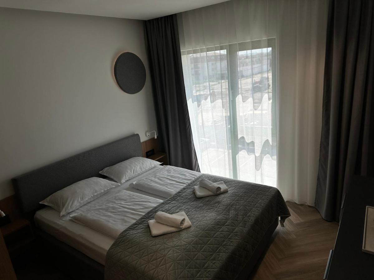 Luxury by The Lake Ap 25 - Housity