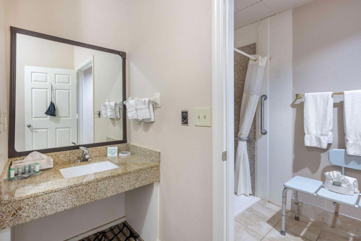 Best Western Spring Hill Inn & Suites - Housity