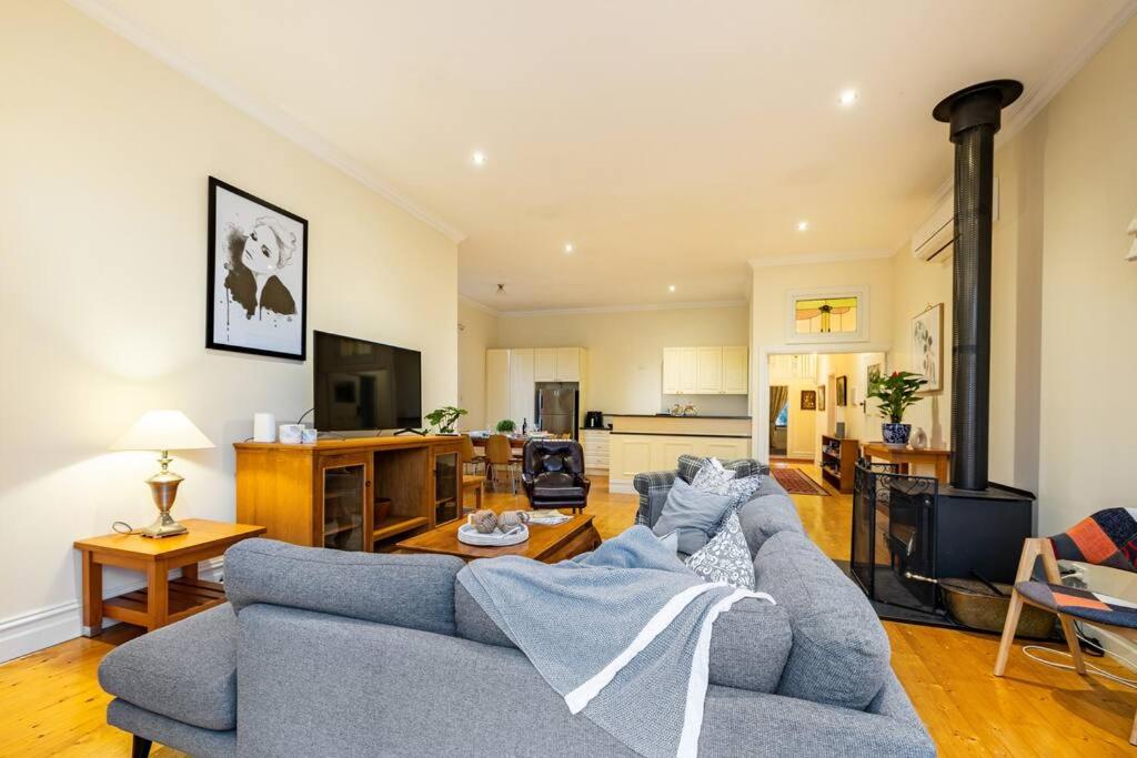 Montreux On High Country Feel Just 5 minutes from Geelong CBD - Housity