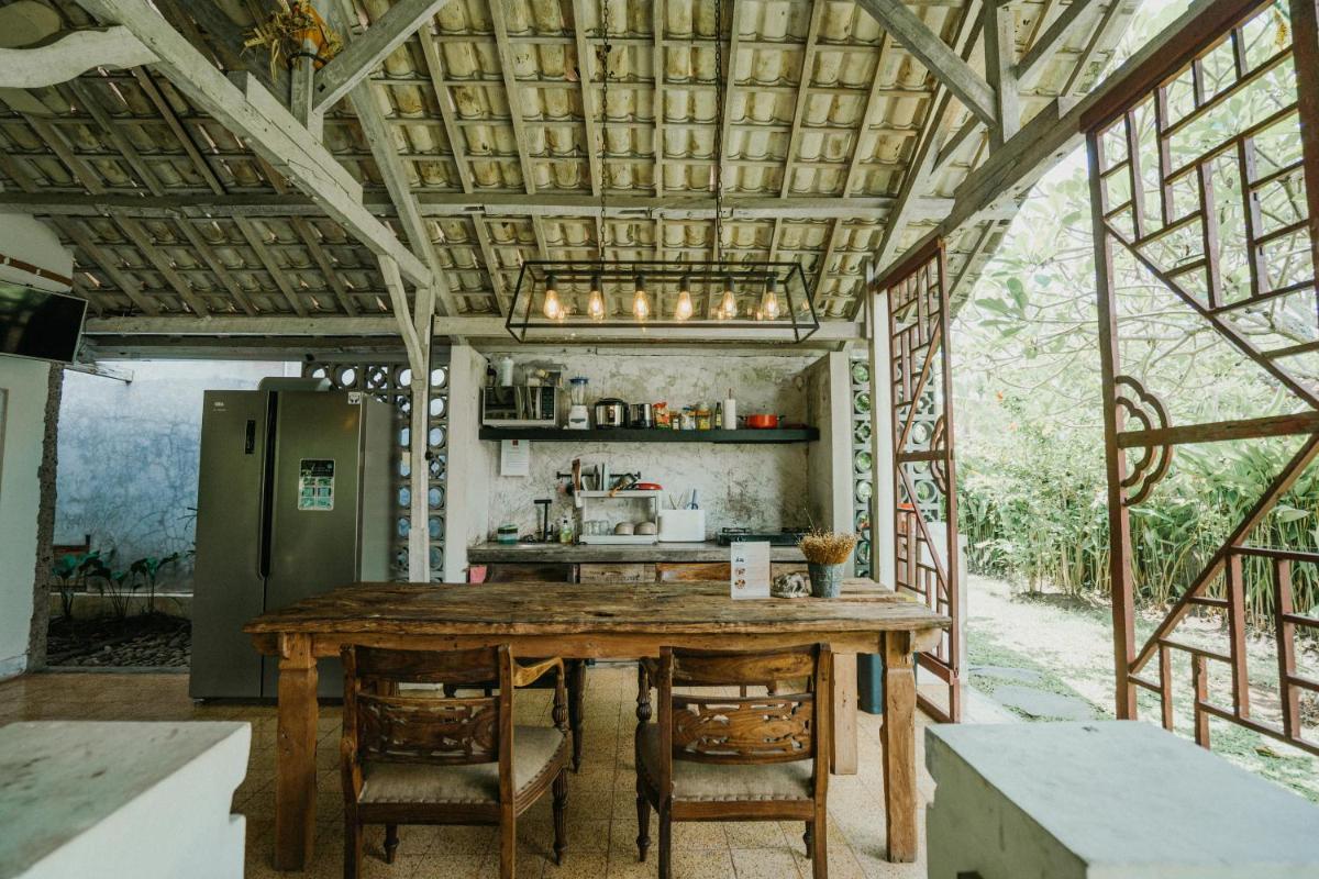 Wooden house at Semadi living - Housity