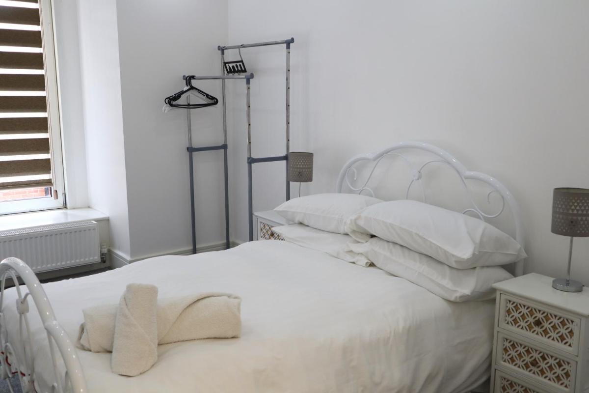 Elm Street Apt with 2 Bed 2 Bathrooms - Housity