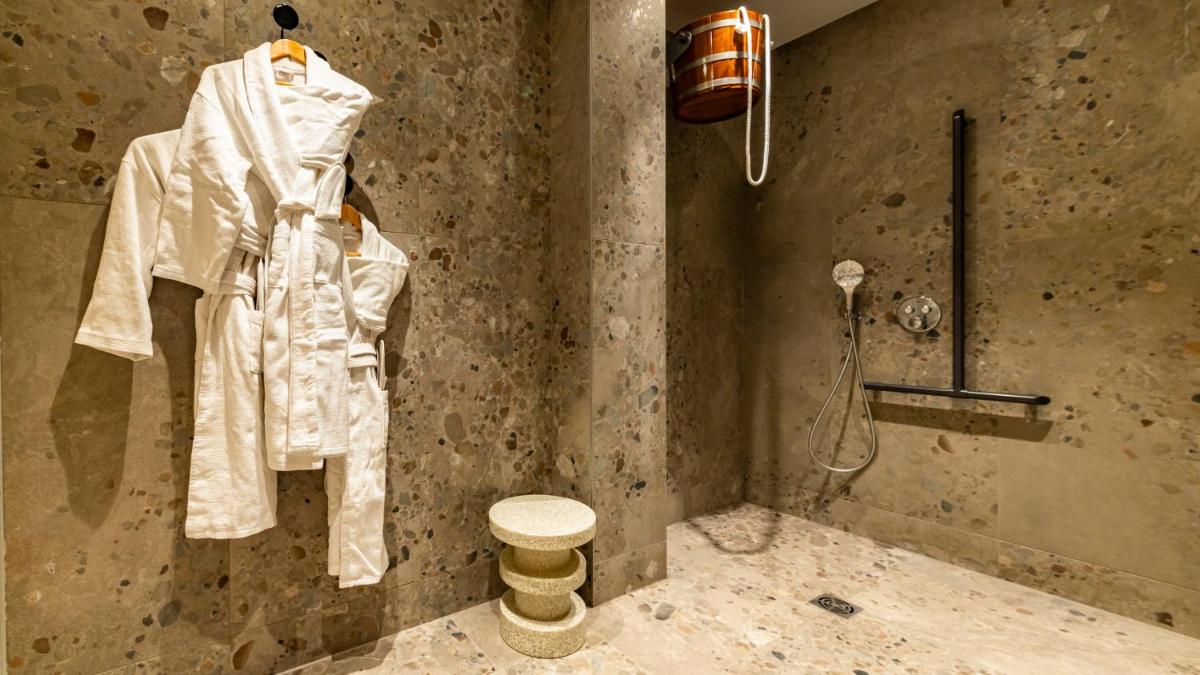 Salle de bains dans l'établissement Continental Hotel