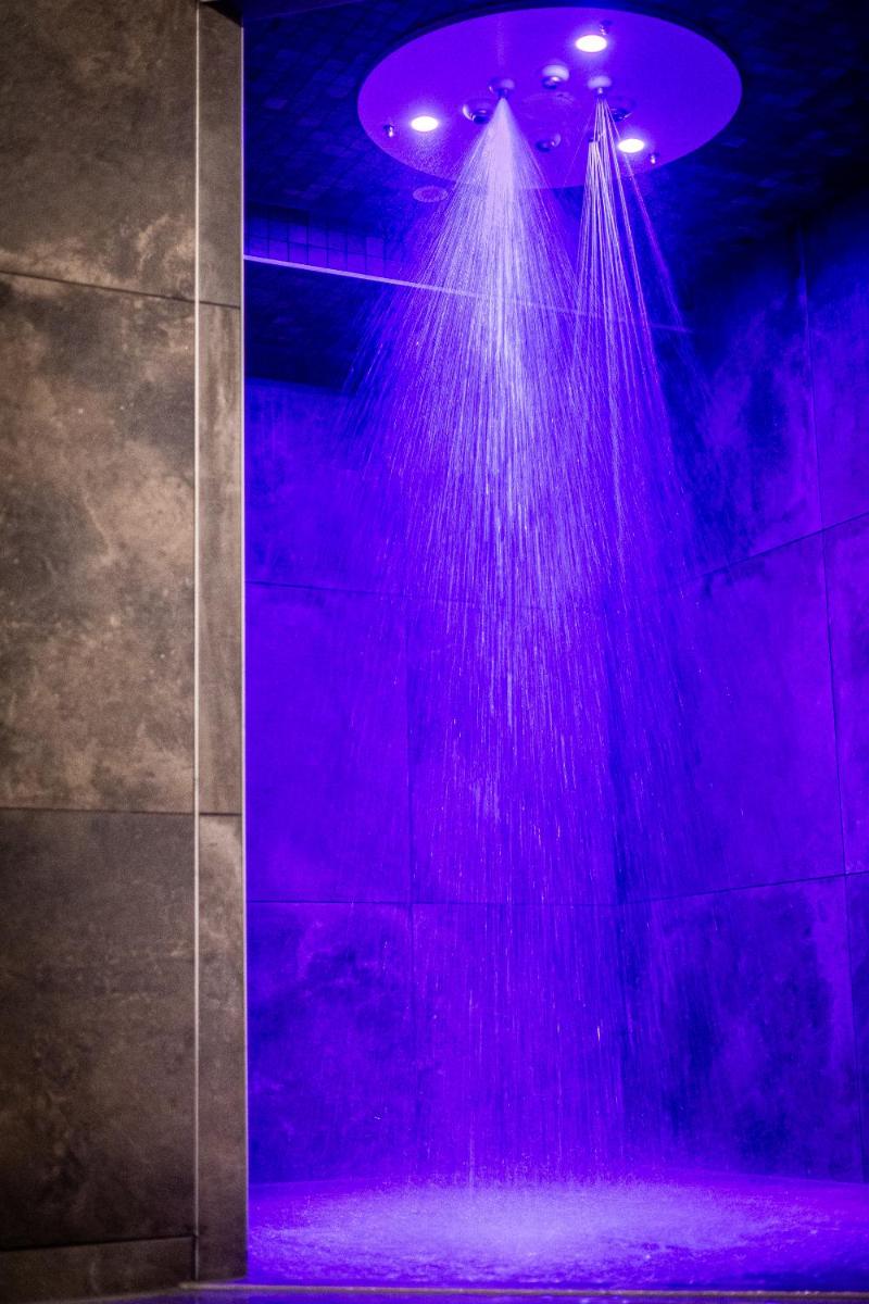- une douche avec des lumières violettes dans l'établissement Hôtel SPA du Lac de Madine - Maison DRAPIER, à Heudicourt-sous-les-Côtes 66 autres photos