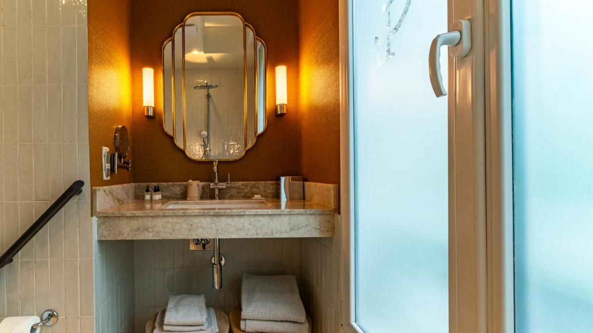 Salle de bains dans l'établissement Continental Hotel
