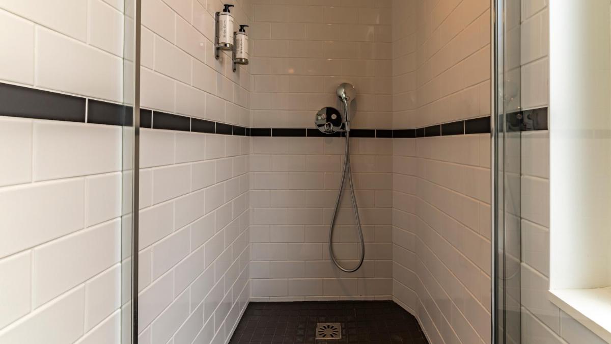 Salle de bains dans l'établissement Continental Hotel