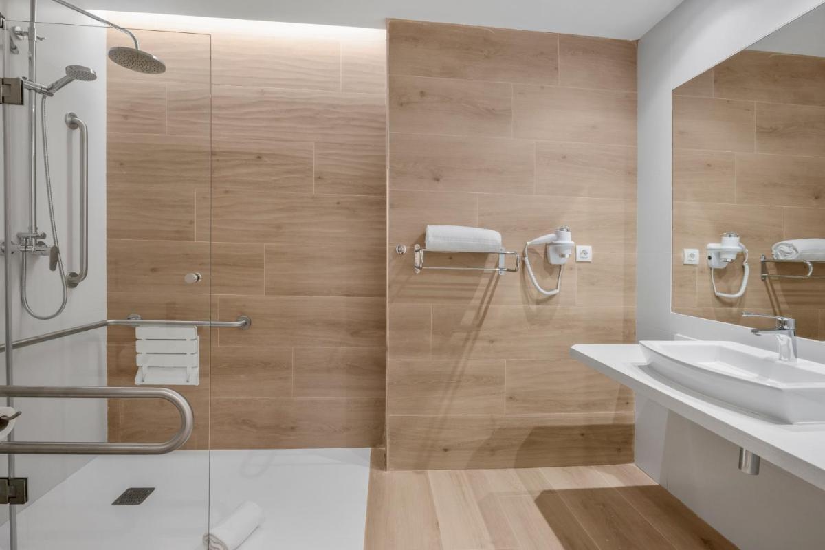B&B HOTEL Castro Urdiales - Housity