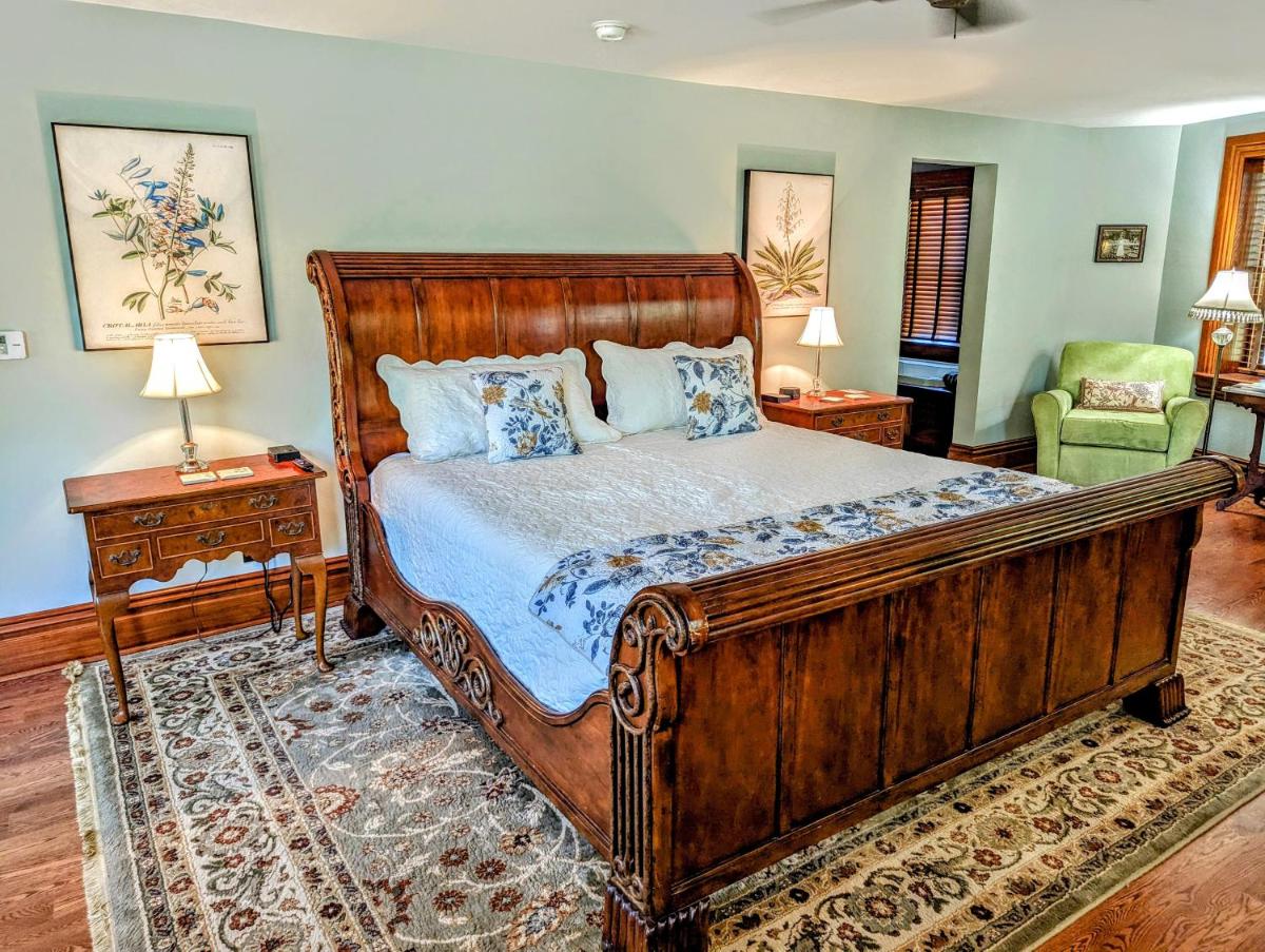 Gothic Heights Inn - Housity