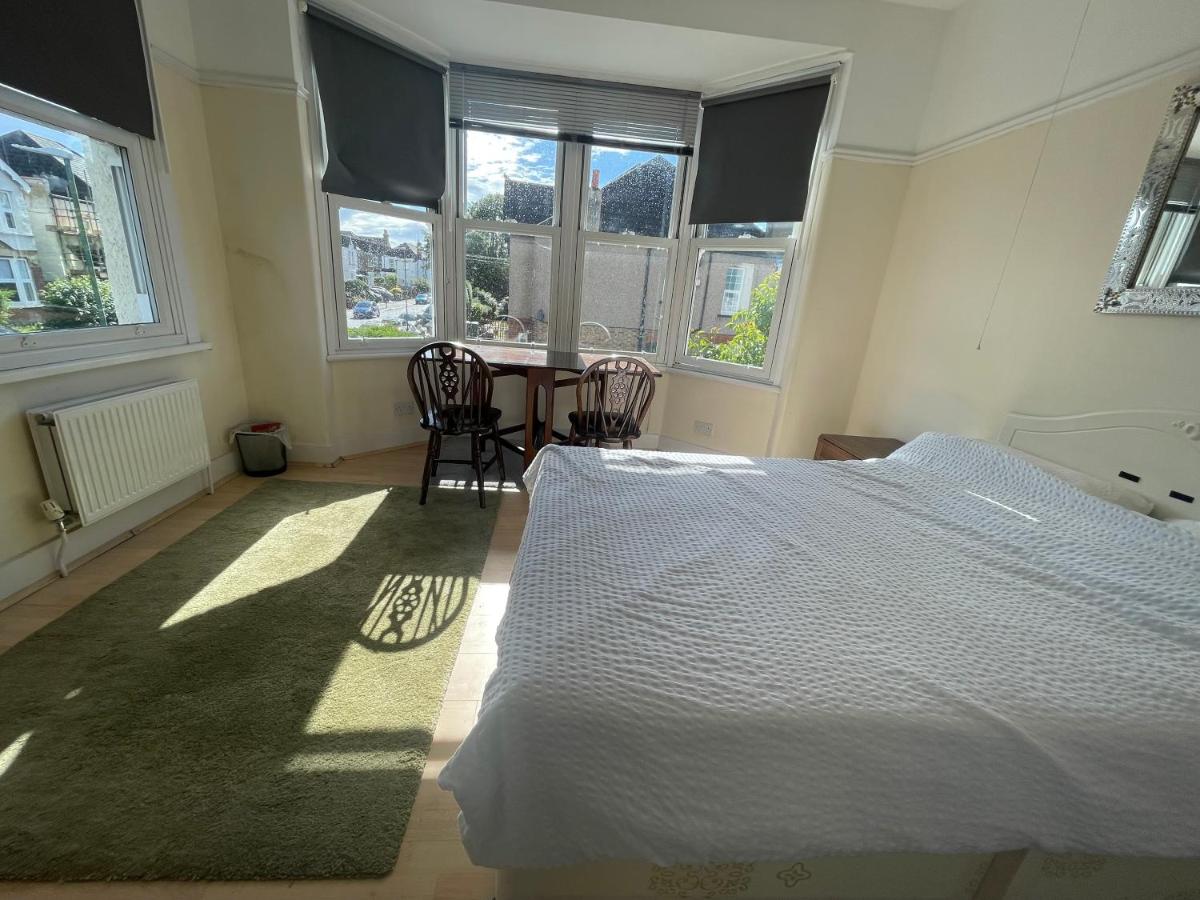 Room with private bathroom and shared kitchen - Housity
