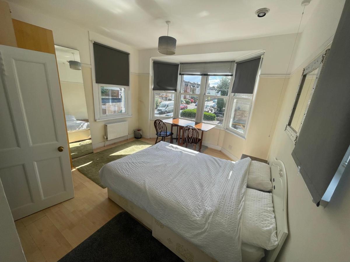 Room with private bathroom and shared kitchen - Housity