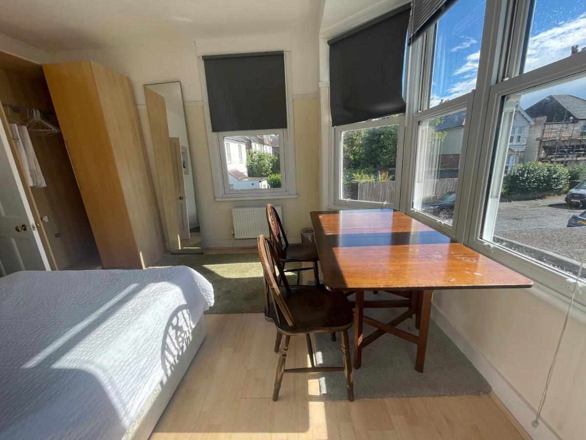 Room with private bathroom and shared kitchen - Housity