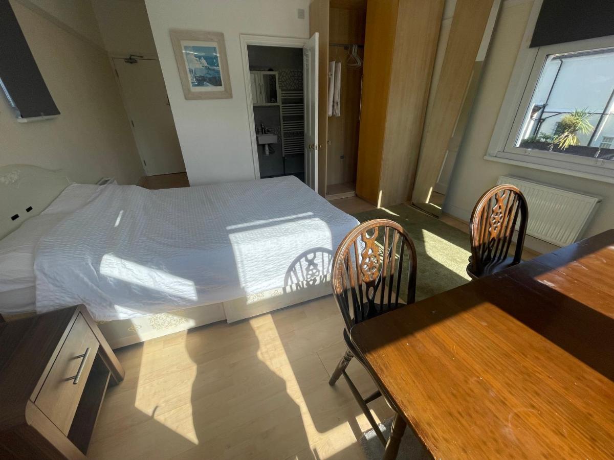 Room with private bathroom and shared kitchen - Housity