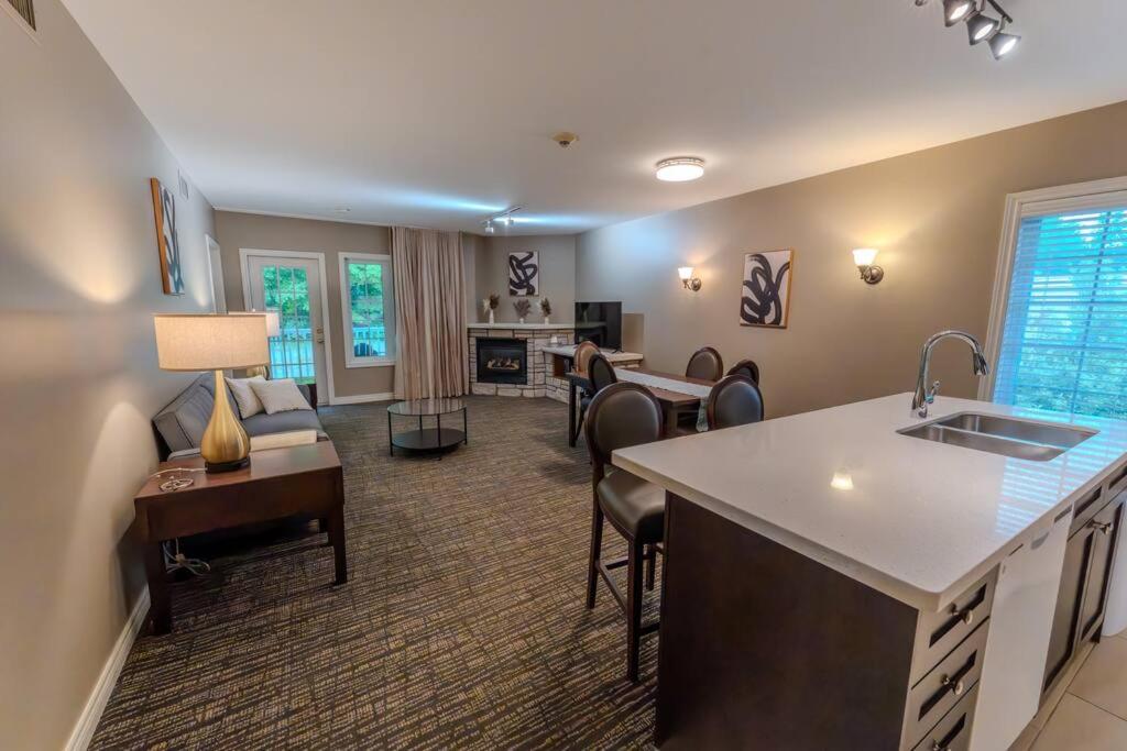 King Bed apartment, Pet Friendly, with a Hot Tub, Pool, and BBQ - Housity