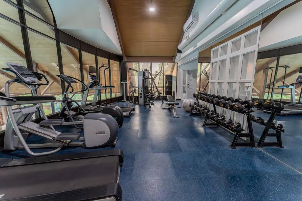 King Bed apartment, Pet Friendly, with a Hot Tub, Pool, and BBQ - Housity