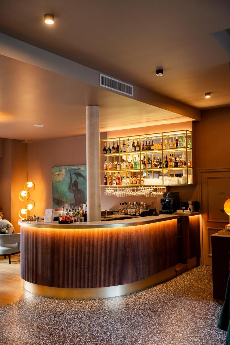 un bar dans une chambre d'hôtel avec un comptoir dans l'établissement L'INVITATION AU VOYAGE - Hôtel & Spa, à Honfleur