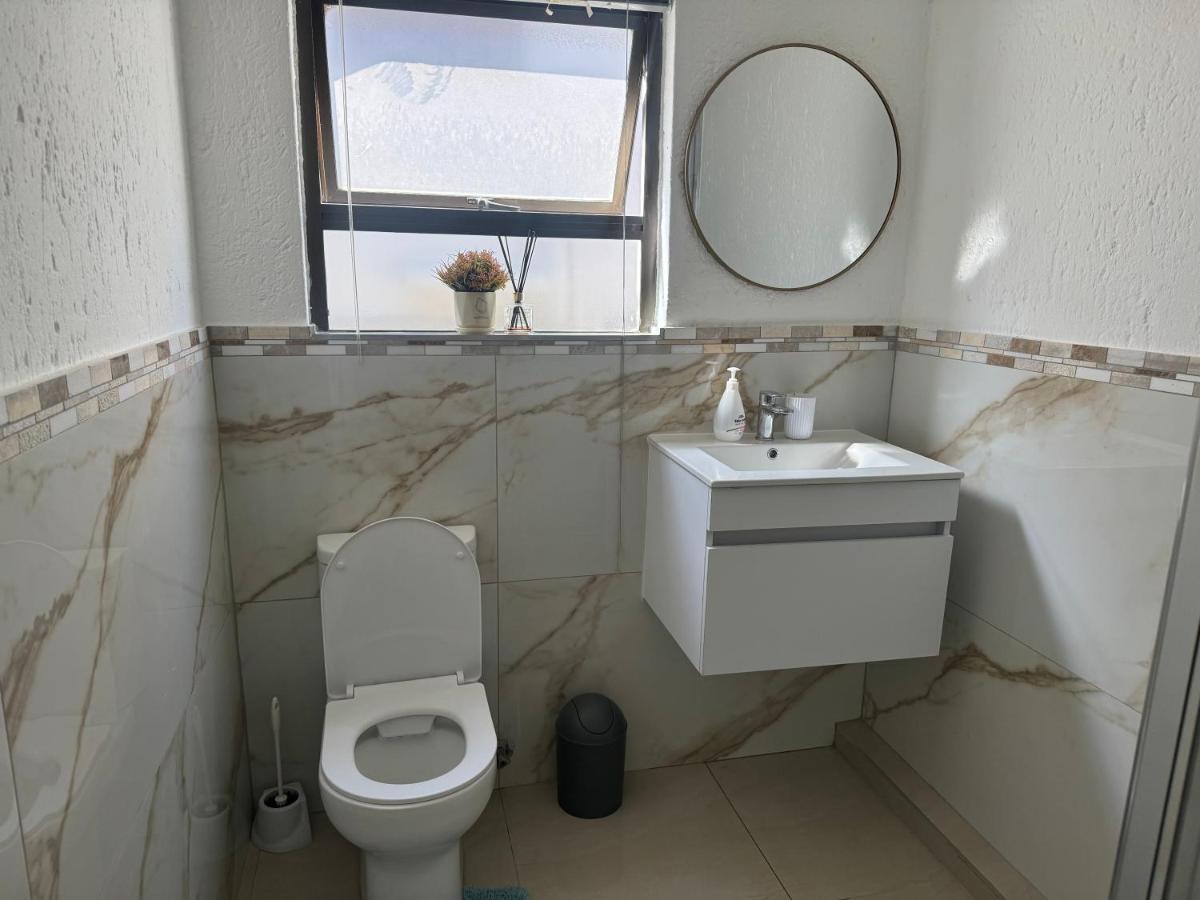Peaceful gateaway - 2 bed apartment in Sunninghill with back-up power - Housity