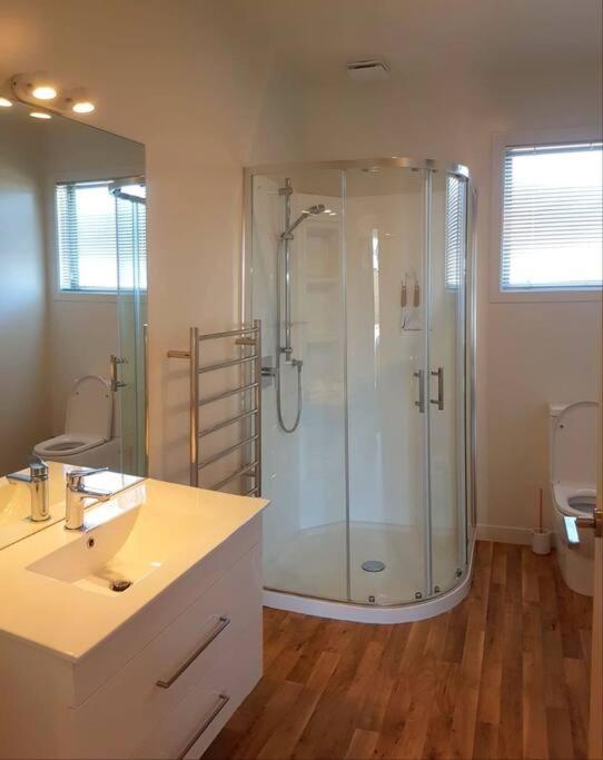Family Holiday Home- Lake Hawea Haven - Housity