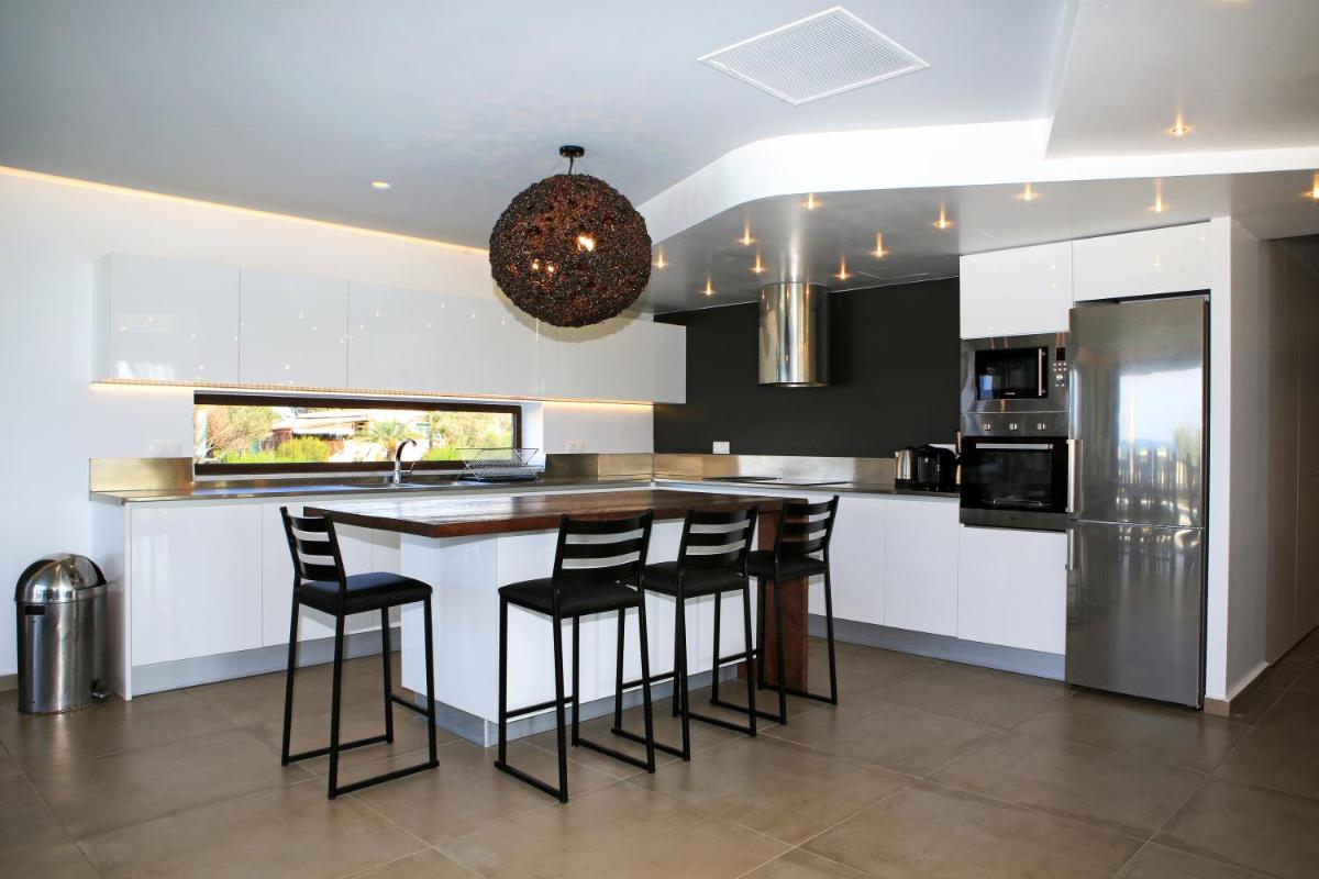 Kimona Villa Seafront Swimming Pool Jacuzzi 6 Bedrooms 21 PAX Kouvohori Villas Crete - Housity