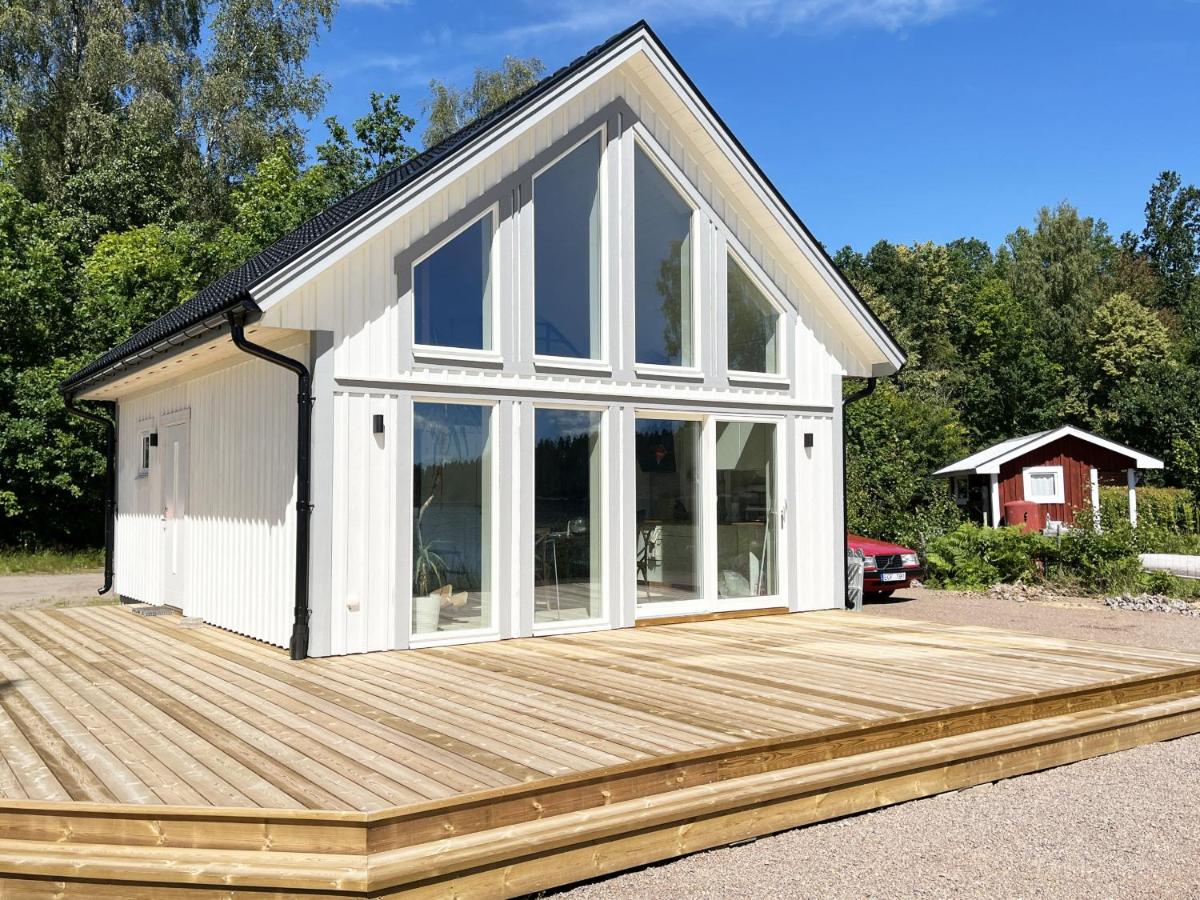 Newly built cottage located on lake plot next to Lake Flaten outside Virserum - Housity