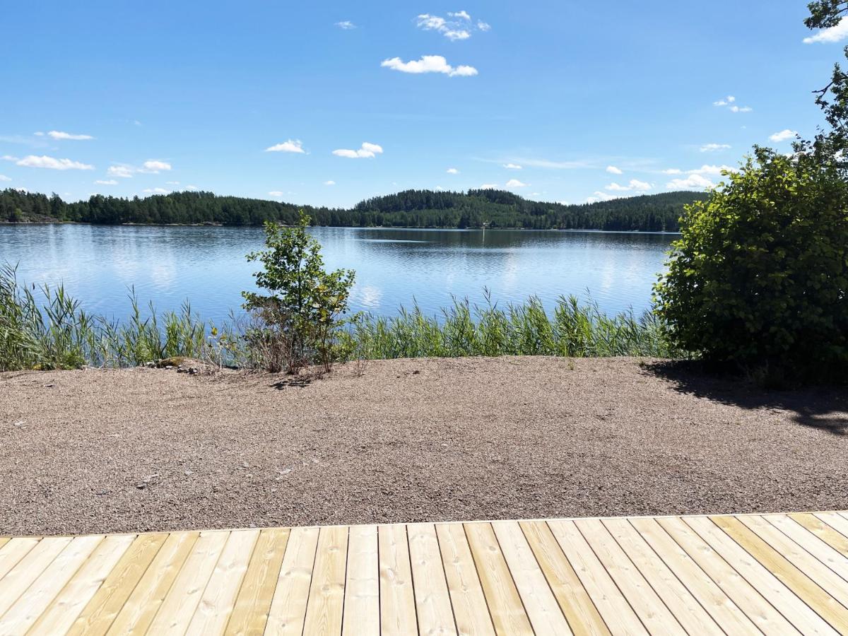 Newly built cottage located on lake plot next to Lake Flaten outside Virserum - Housity