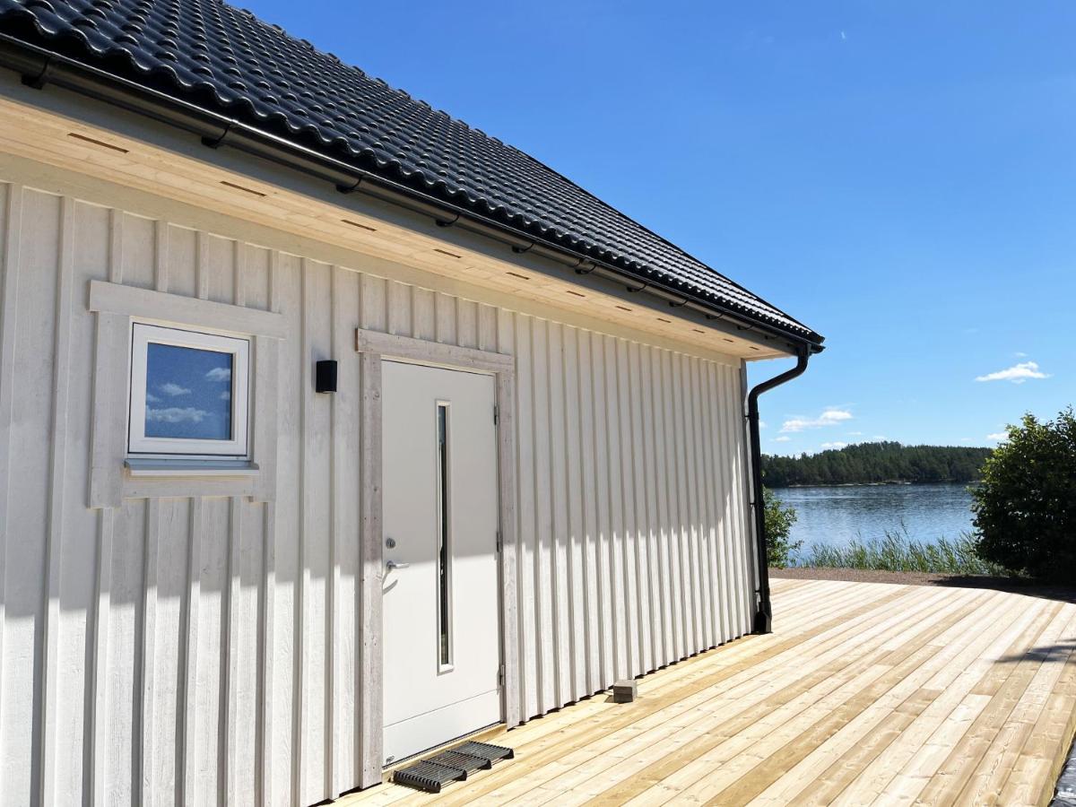 Newly built cottage located on lake plot next to Lake Flaten outside Virserum - Housity