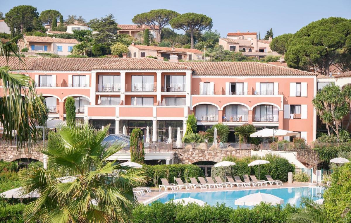 vue du complexe hôtelier depuis la piscine dans l'établissement Hôtel Les Jardins De Sainte-Maxime, à Sainte-Maxime