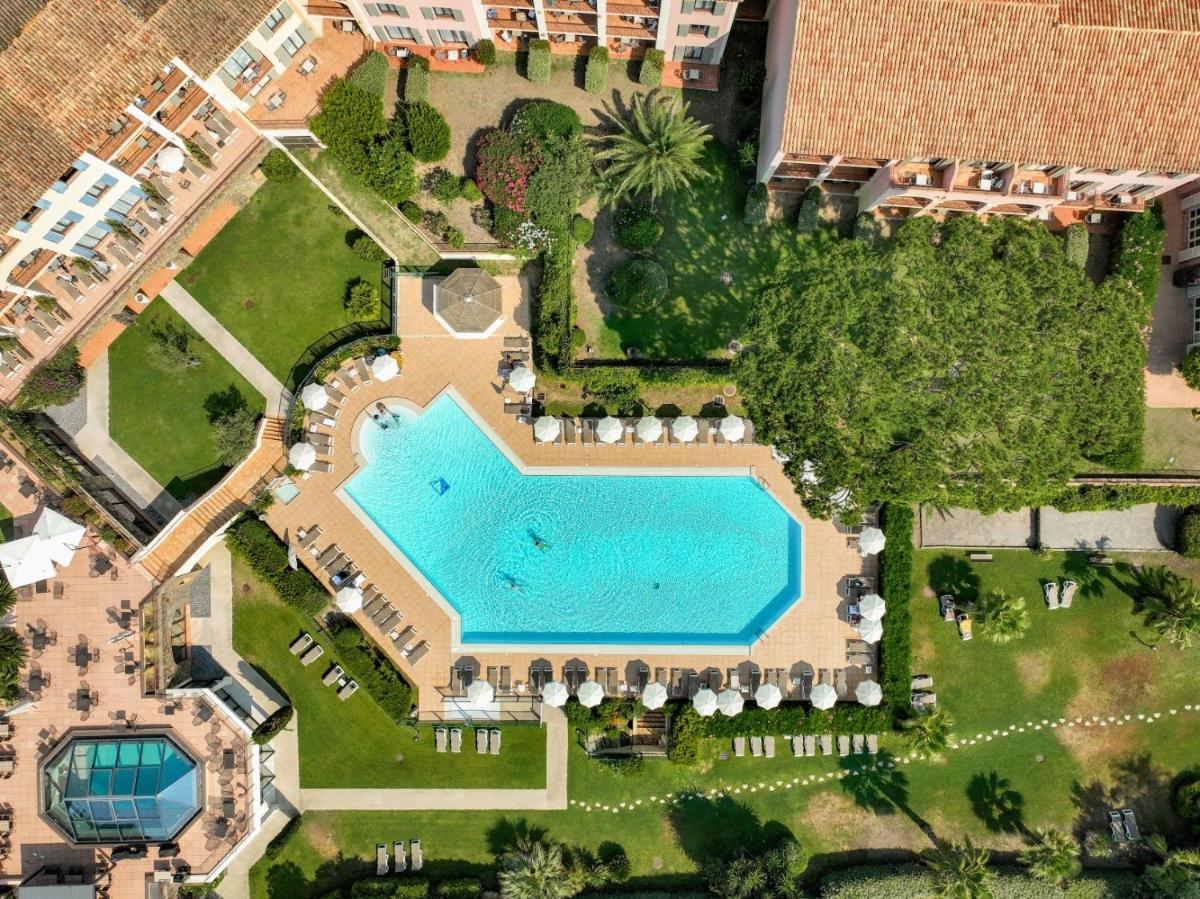 vue aérienne d'une piscine dans un complexe hôtelier dans l'établissement Hôtel Les Jardins De Sainte-Maxime, à Sainte-Maxime