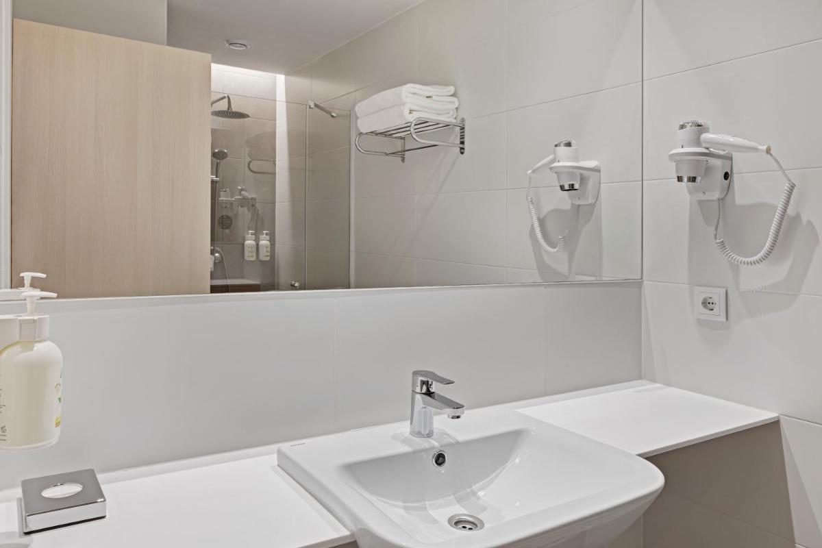 B&B HOTEL Santiago Milladoiro - Housity