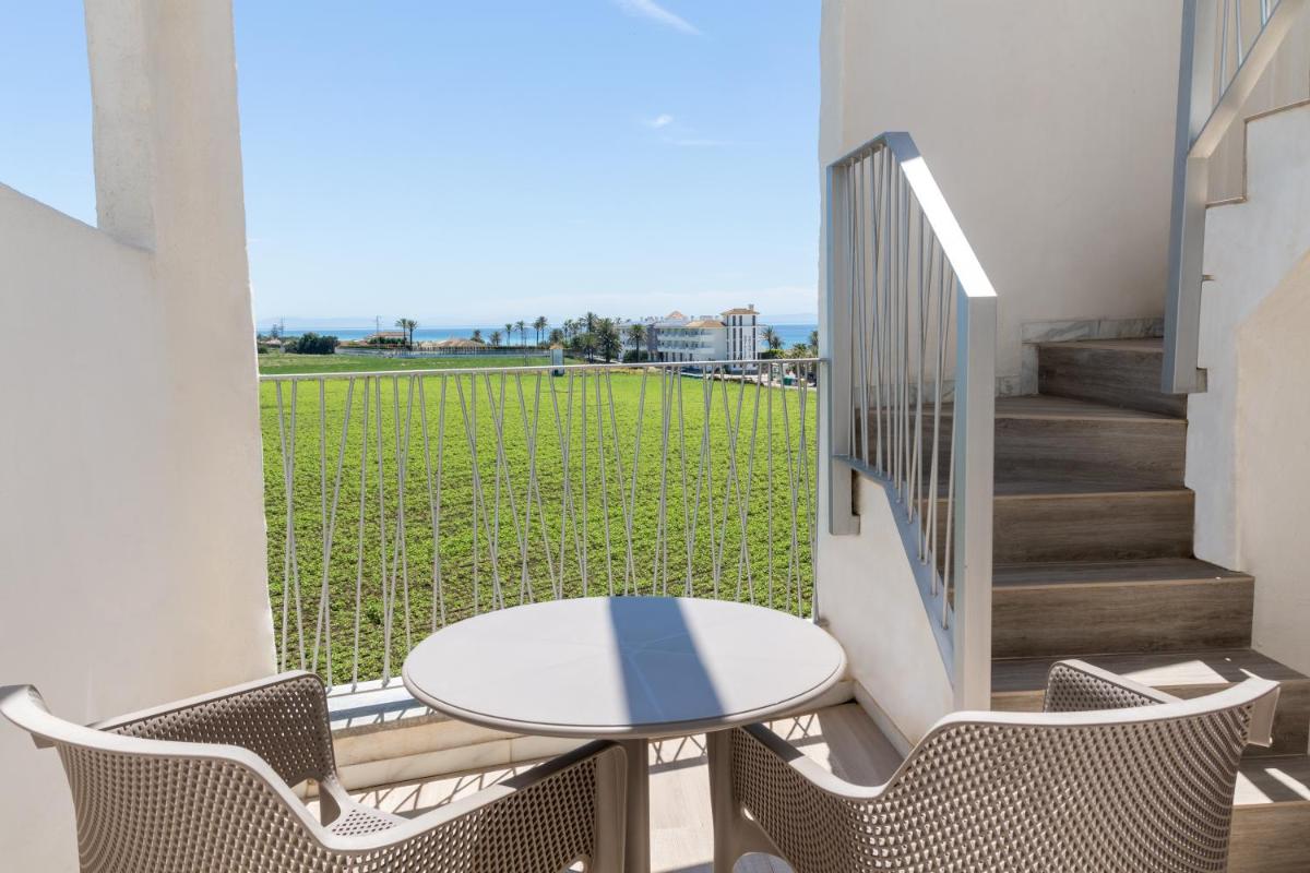Un balcón o terraza de Zahara Beach & Spa by QHotels - Adults Recommended