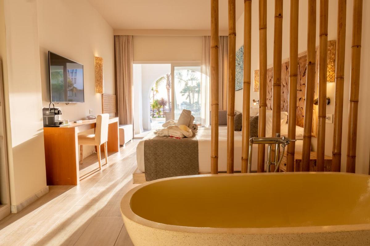 Una televisión o centro de entretenimiento en Zahara Beach & Spa by QHotels - Adults Recommended