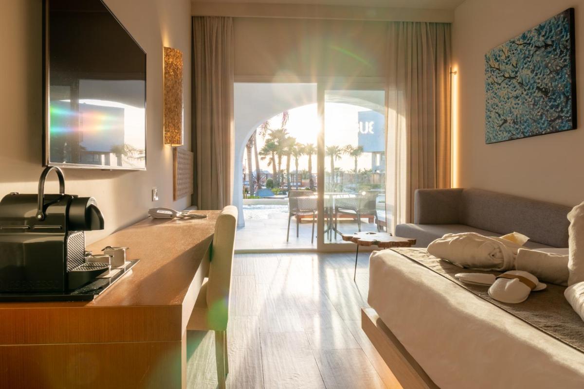 Espacio de descanso con sofá y mesa en Zahara Beach & Spa by QHotels - Adults Recommended, en Zahara de los Atunes