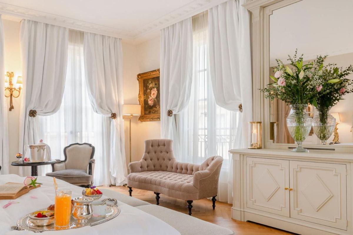 un salon avec une chaise et une table dans l'établissement Villa Saint-Ange, à Aix-en-Provence 60 autres photos