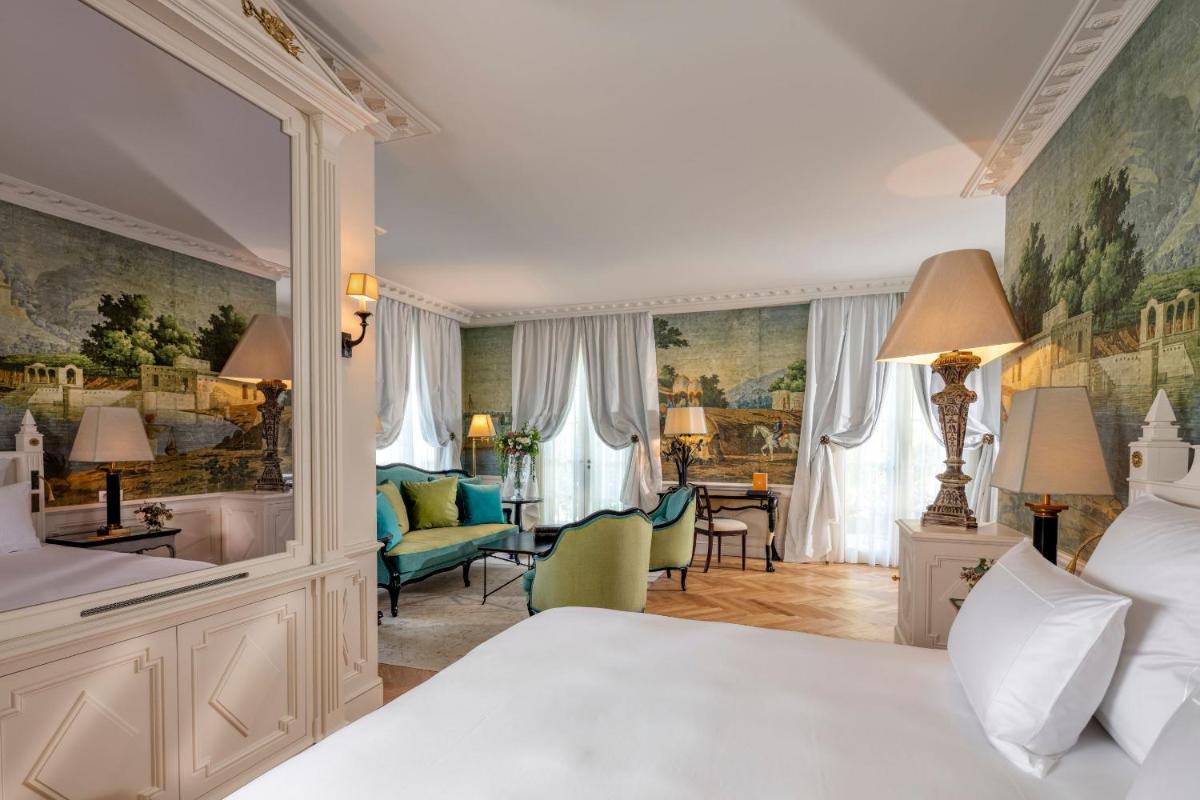une chambre avec un lit et un salon dans l'établissement Villa Saint-Ange, à Aix-en-Provence
