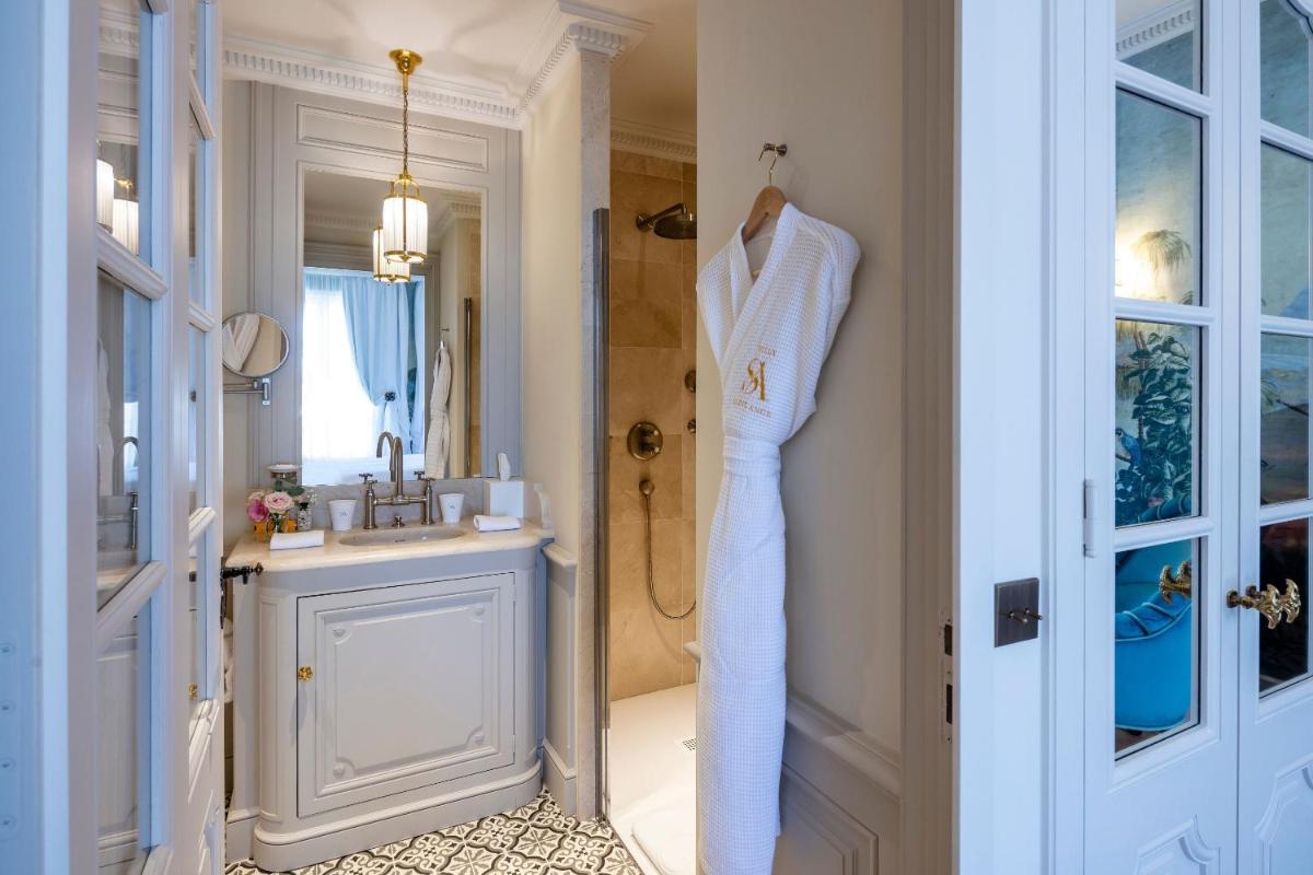 Salle de bains dans l'établissement Villa Saint-Ange