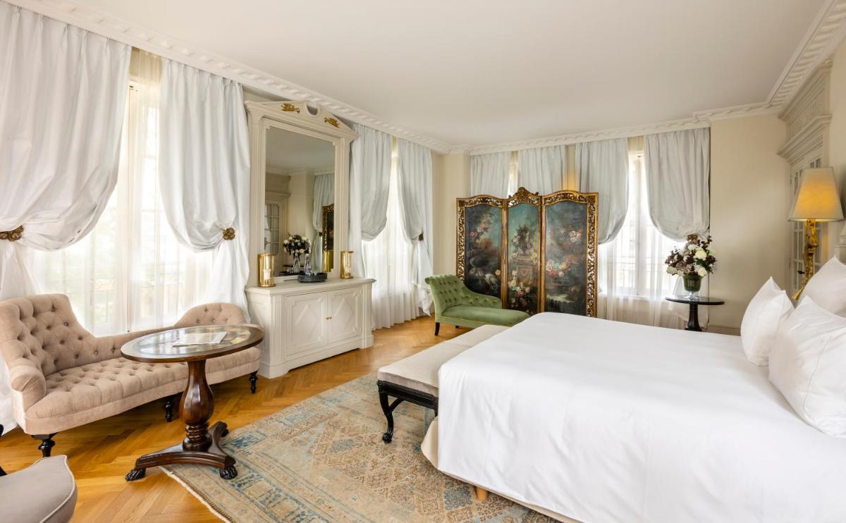 une chambre avec un lit, une chaise et une table dans l'établissement Villa Saint-Ange, à Aix-en-Provence