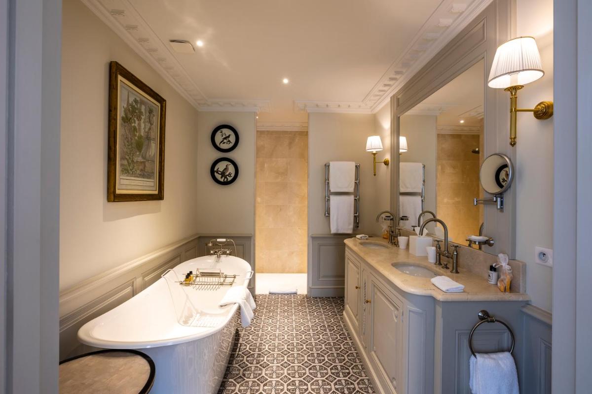 une grande salle de bain avec une baignoire et un lavabo dans l'établissement Villa Saint-Ange, à Aix-en-Provence