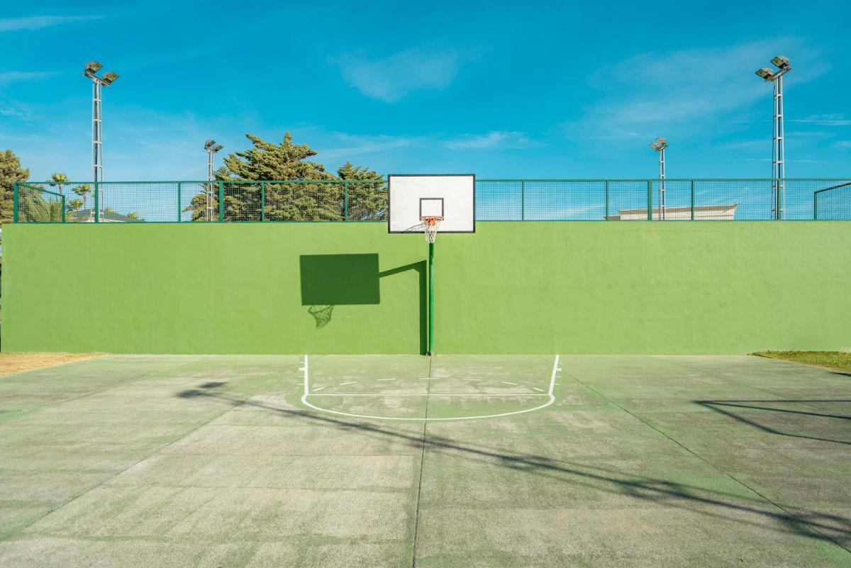 Instalaciones para jugar a tenis o squash en Vincci Resort Costa Golf o alrededores