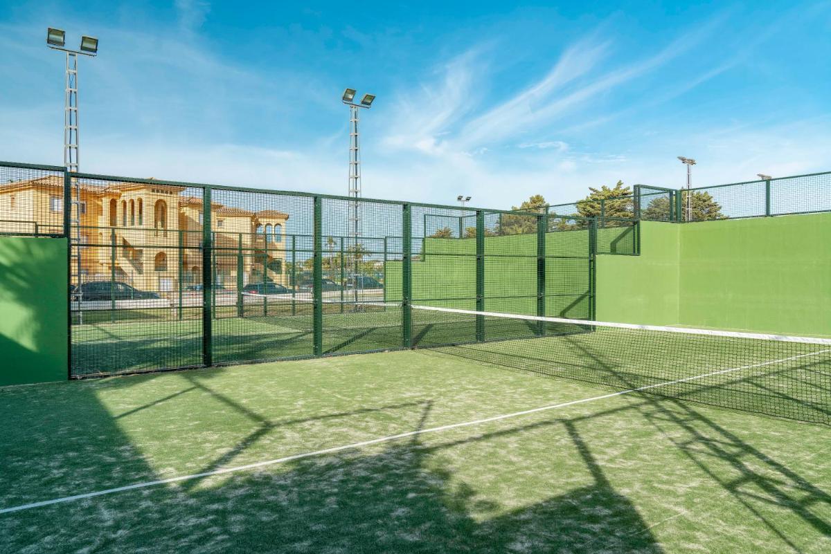 Instalaciones para jugar a tenis o squash en Vincci Resort Costa Golf o alrededores