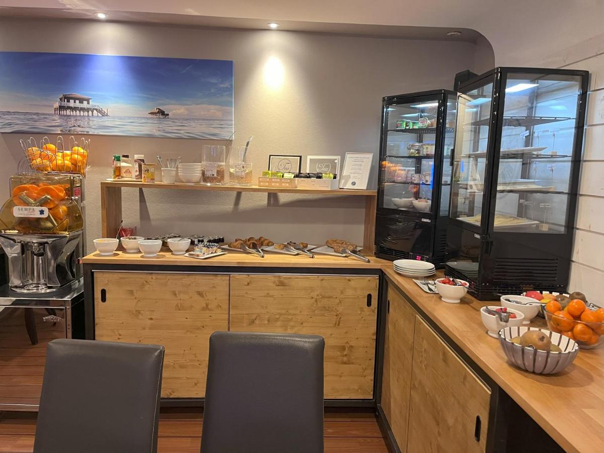 Cuisine ou kitchenette dans l'établissement Hôtel Point France