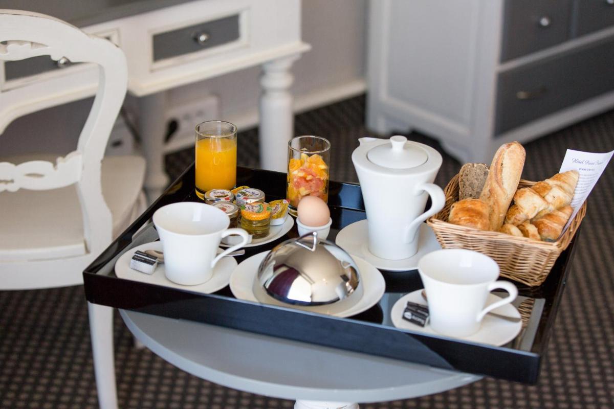 une table basse avec un plateau de petit-déjeuner dessus dans l'établissement Hôtel Point France, à Arcachon