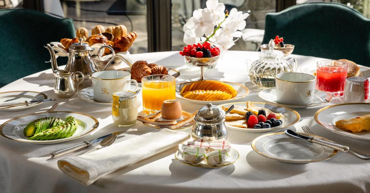 - une table blanche avec des aliments et des boissons pour le petit-déjeuner dans l'établissement Villa Saint-Ange, à Aix-en-Provence