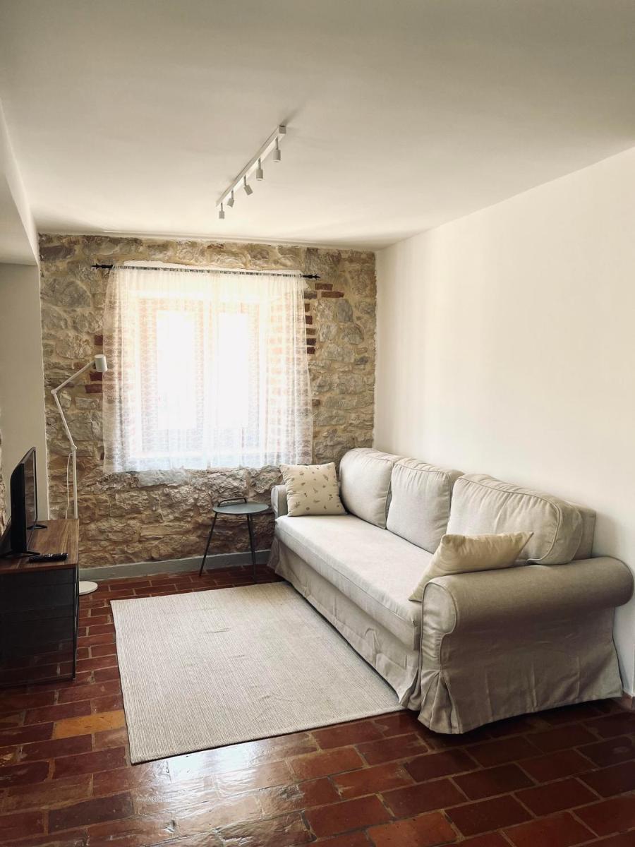 KORONSOVAC House with 4 Apartments - Hizvo