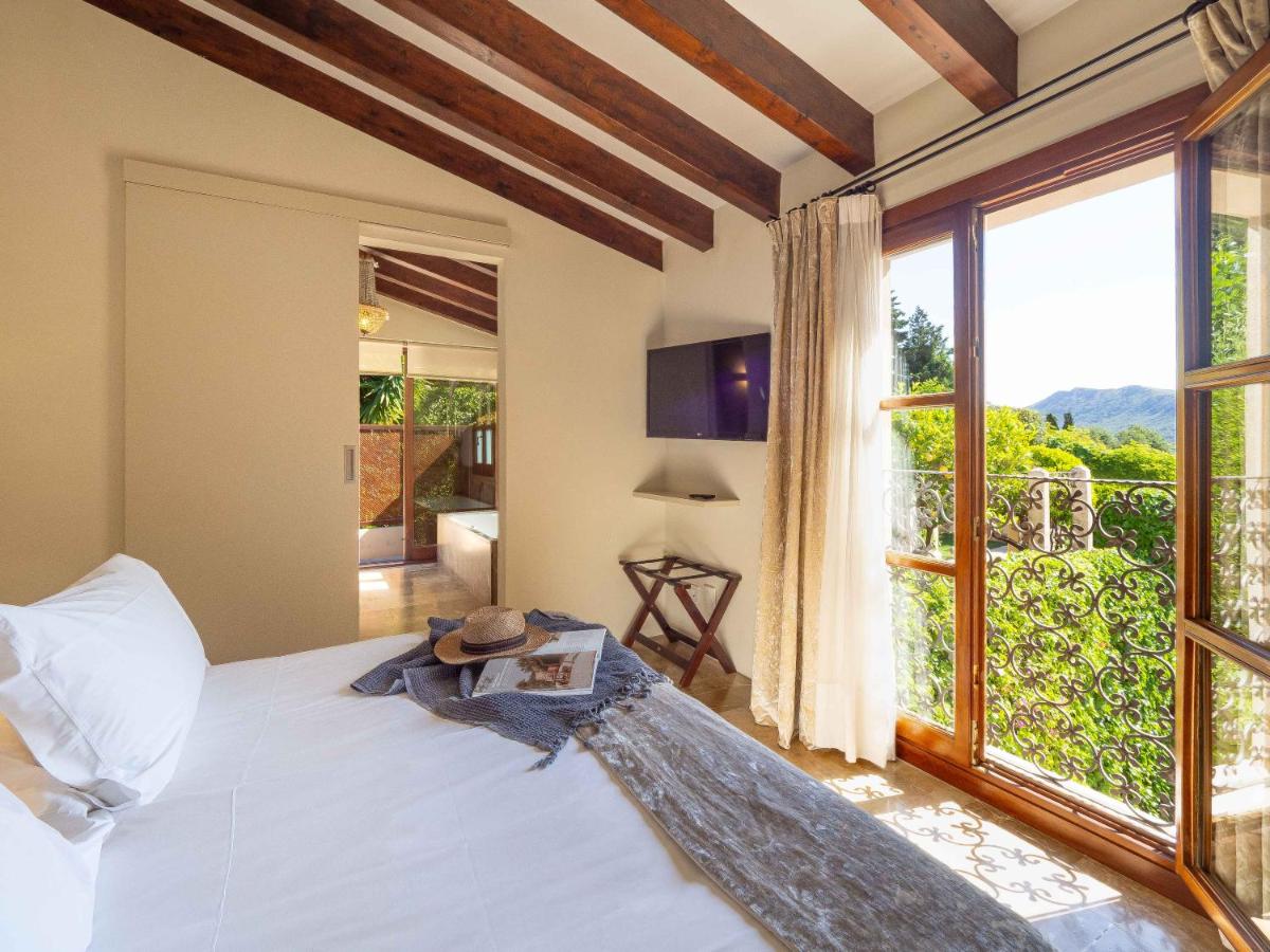 Un dormitorio con una cama y una ventana grande. en Hotel & Restaurant Jardi d'Artà, en Artà 70 fotos más
