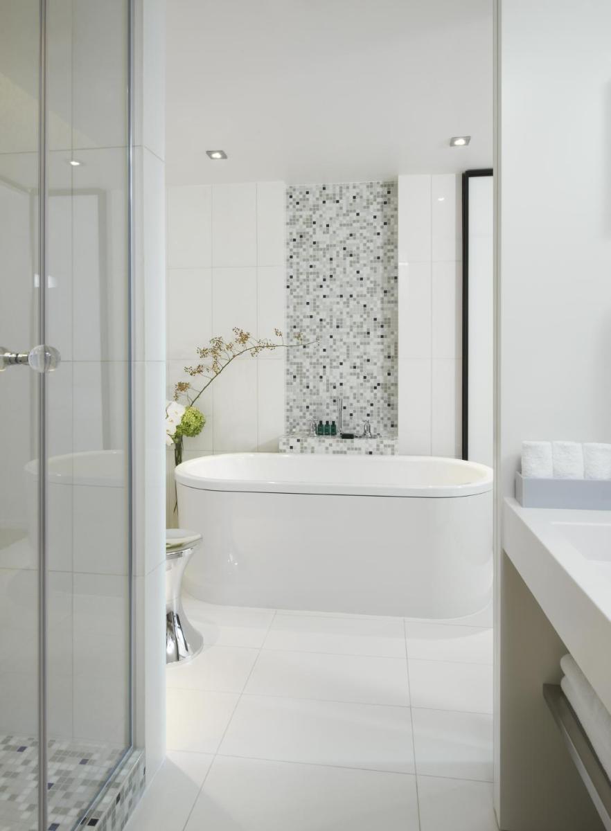 Salle de bains dans l'établissement Sofitel Paris Arc De Triomphe