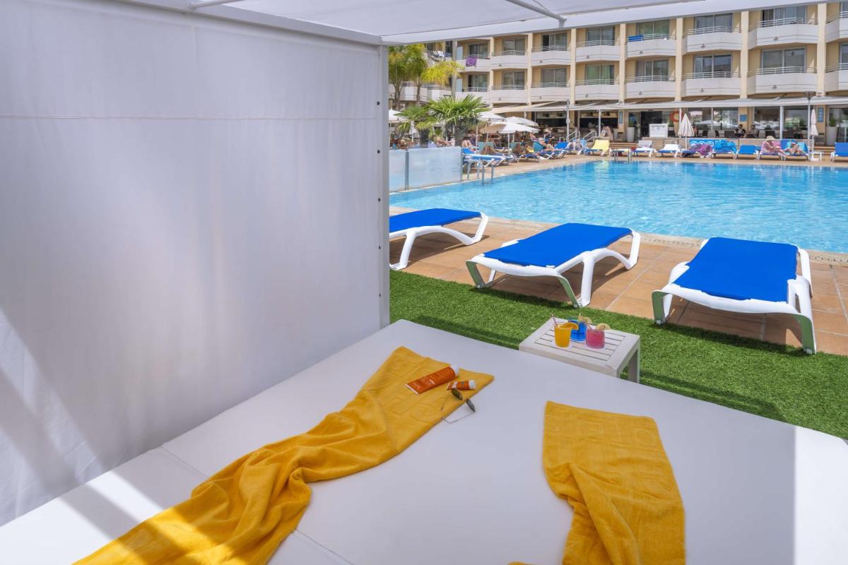 Piscina en o cerca de GHT Oasis Tossa & Spa